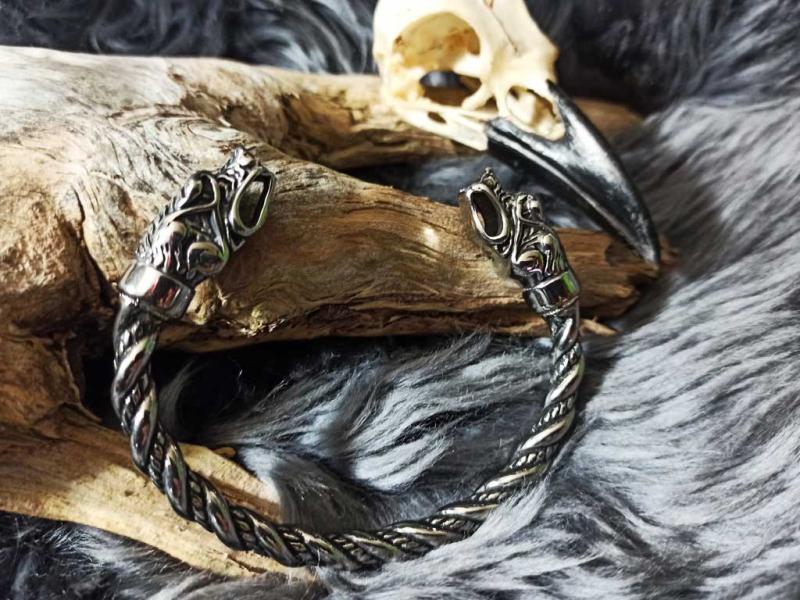 Massiver Edelstahlarmreif mit Wolfsköpfen